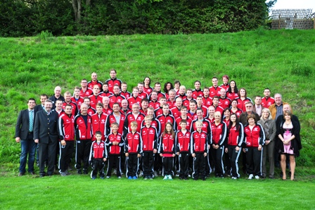 Gruppenfoto mit den Sponsoren nach der Übergabe der Trainingsanzüge